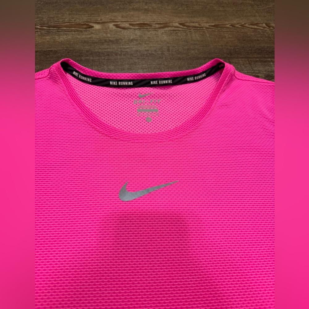 Women’s Nike Aeroreact Short Sleeve Size Medium - Picture 6 of 10